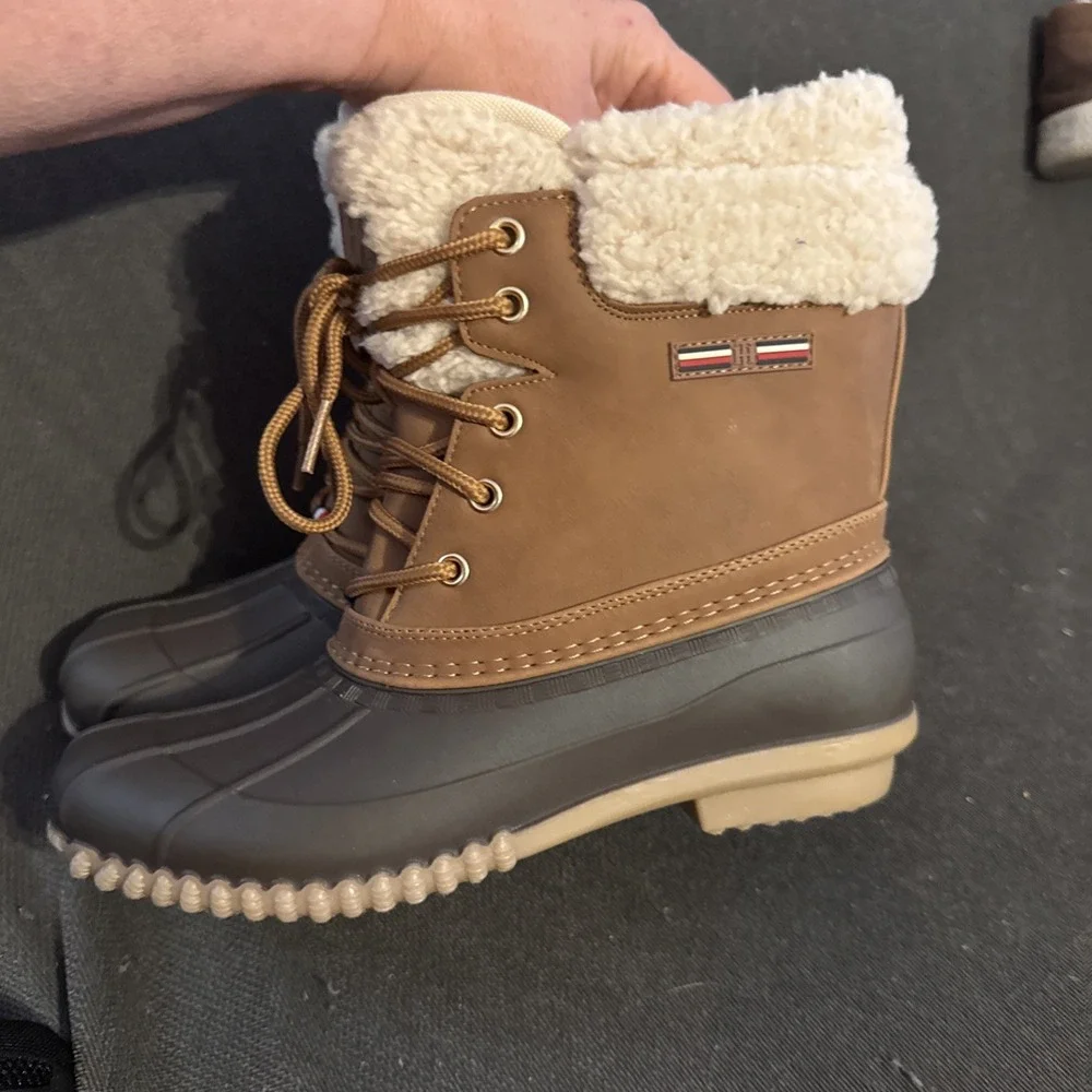 Tommy Hilfiger Womens Brown Reisen Duck Winter Lace Up Size 7 Rain Boots